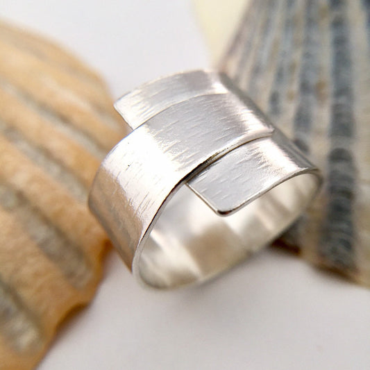 925 Sterling Silver Wrap Ove Line Hammered Ring