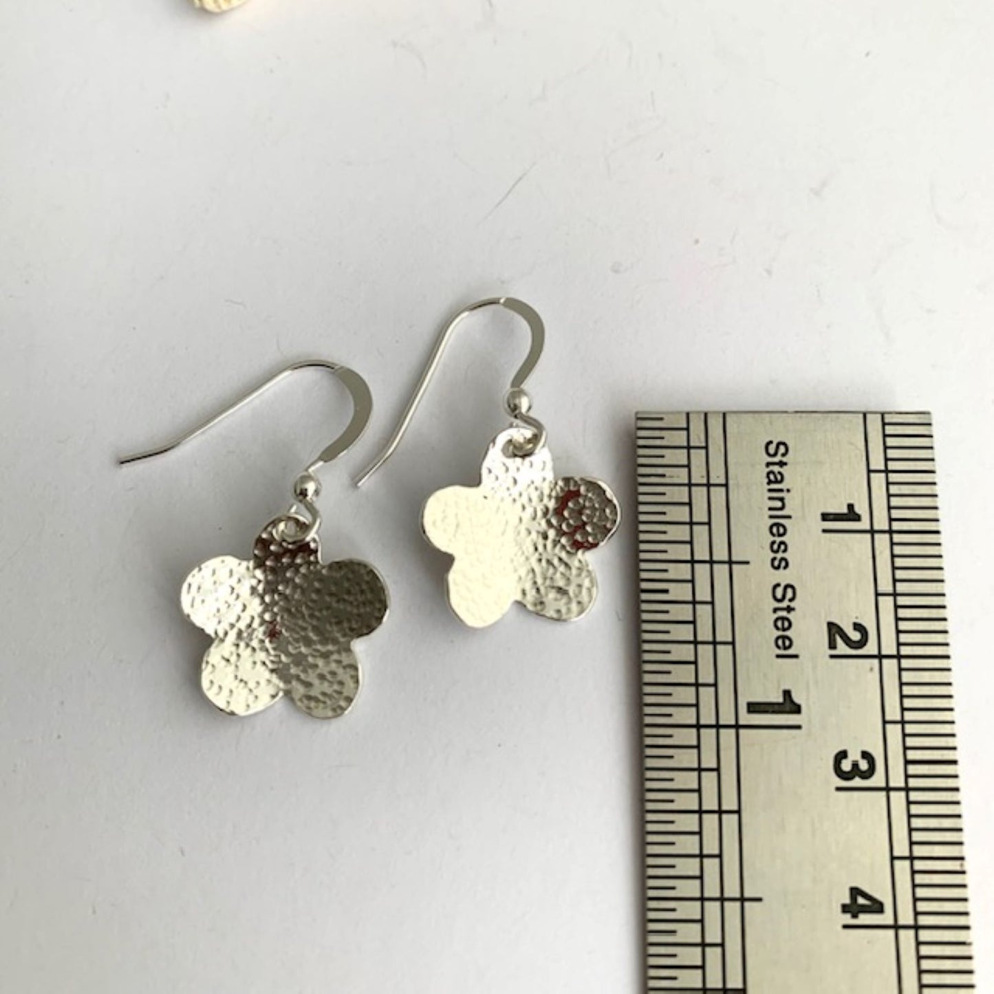 Hammered 925 sterling silver daisy flower earrings